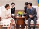李在明女翻译因高颜值走红 42岁像24岁端庄大气气质抗打